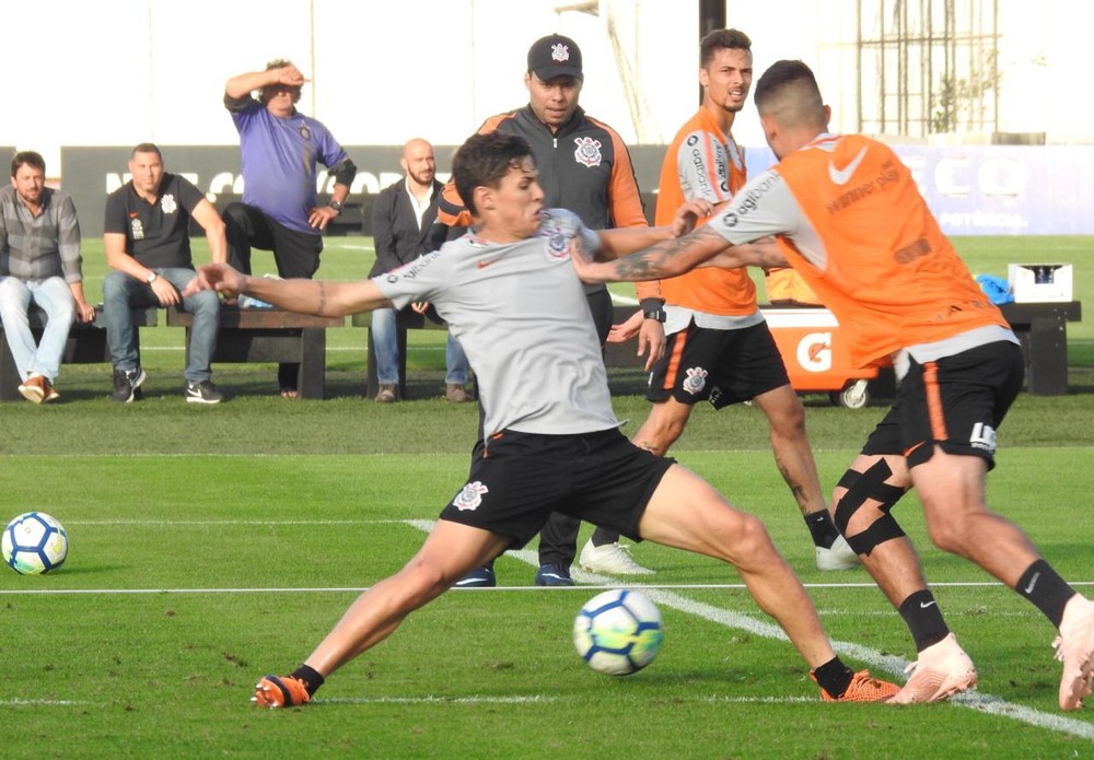 Jair Ventura promove duelos em treino no Corinthians; Pedrinho e Mateus Vital vão bem