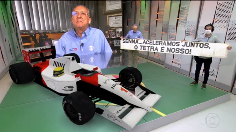Faixa original da homenagem a Senna é exibida no estúdio — Foto: Reprodução/TV Globo