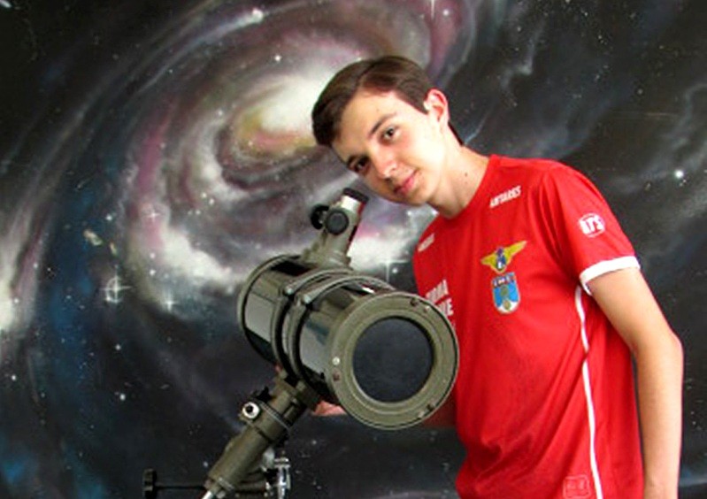 Vinícius Azevedo dos Santos é de Fortaleza (CE) e tem 17 anos: é um dos cinco jovens que irá à Tailândia em novembro para representar o Brasil na Olimpíada Internacional de Astronomia e Astrofísica de 2017 (Foto: divulgação)