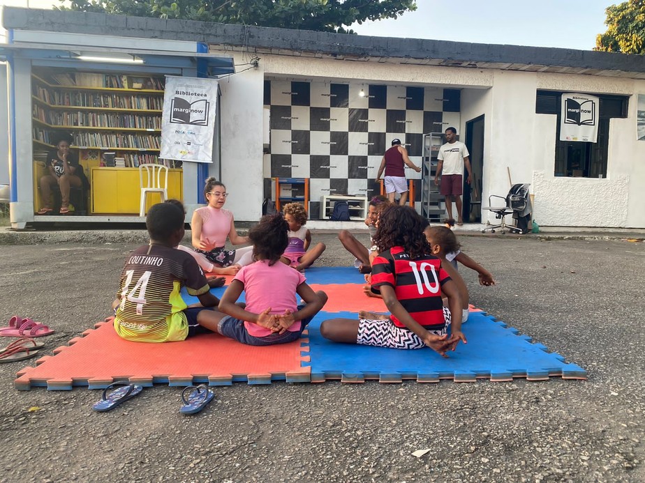Crianças participam de aula de balé diante da Biblioteca Marginow, na Favela de Antares, onde antes funcionava um posto da Polícia Militar