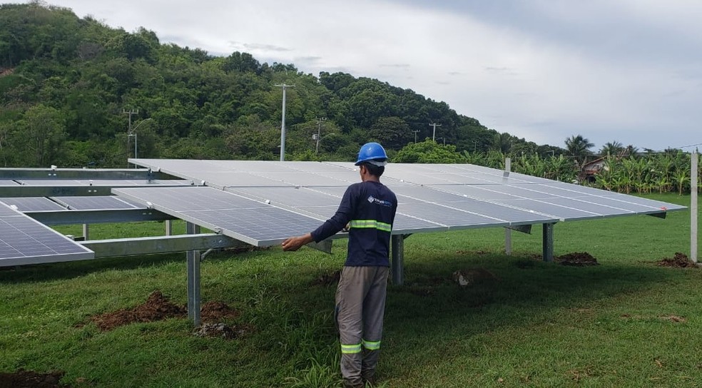 Nova usina solar começou a ser instalada na ilha  — Foto: Ana Clara Marinho/TV Globo