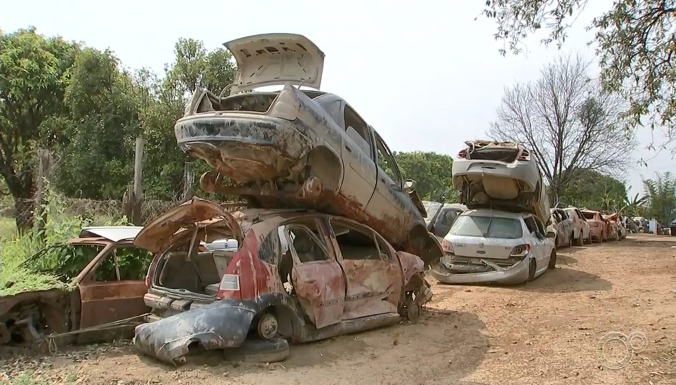 Carros retirados de pedreira em Salto de Pirapora passaram por perícia — Foto: Reprodução/TV TEM