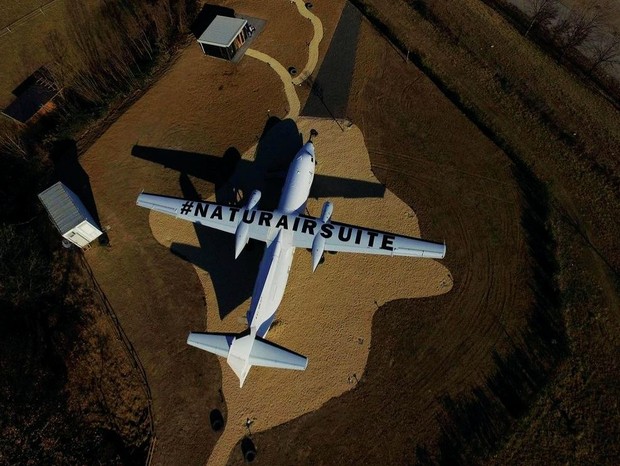 Avião aposentado vira hospedagem de luxo em acampamento na Itália (Foto: Reprodução/ Naturooms)