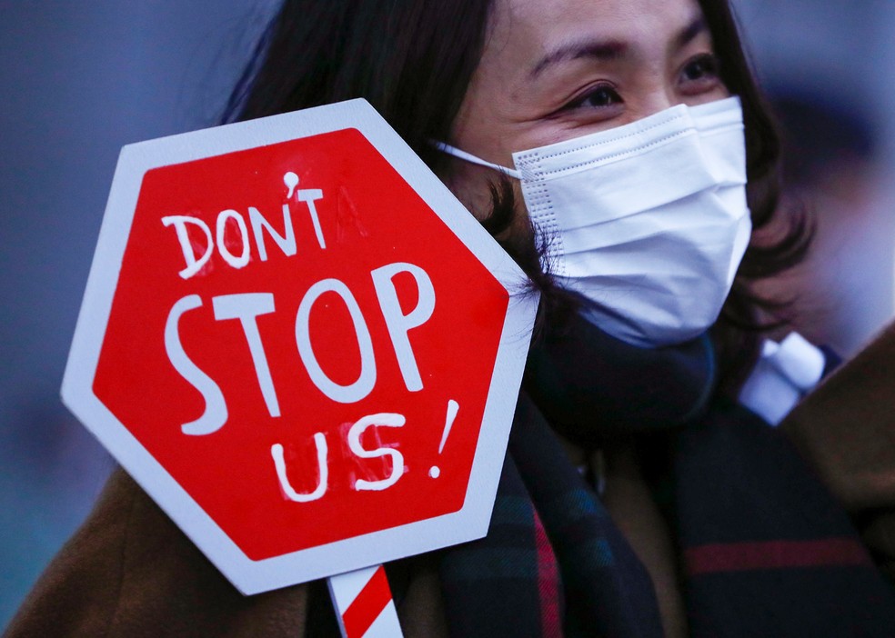 Mulher pede igualdade e fim da discrimina&ccedil;&atilde;o de g&ecirc;nero durante manifesta&ccedil;&atilde;o pelo Dia Internacional da Mulher em T&oacute;quio, no Jap&atilde;o. &mdash; Foto: Issei Kato/Reuters