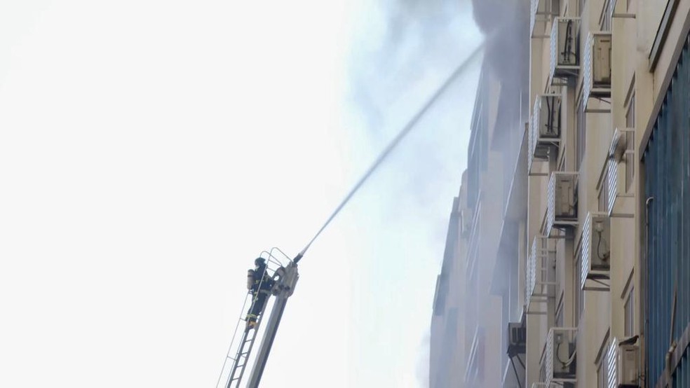 Bombeiros atuam há mais de dez horas em incêndio no Centro de SP — Foto: Reprodução/TV Globo