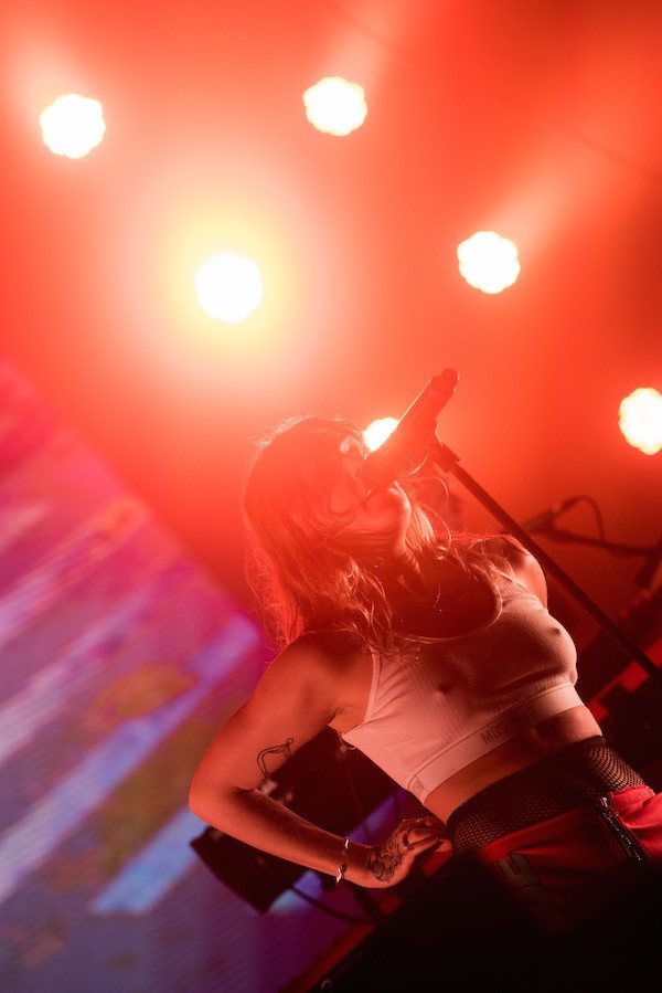 A cantora Tove Lo em show no Brasil (Foto: Getty Images)