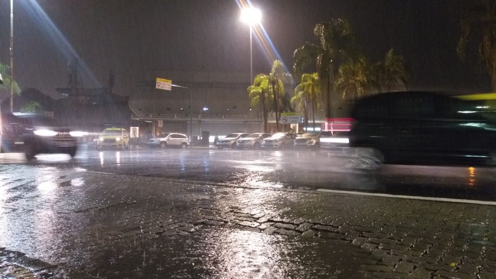 Chuva em Botafogo na noite desta quinta — Foto: Bianca Cibelle/ Arquivo Pessoal