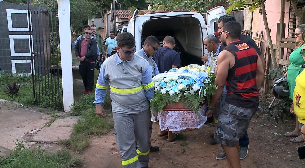 O prestador de serviÃ§os da Cemar JoÃ£o Victor Melo, de 26 anos, foi velado nessa quarta-feira (16) em SÃ£o LuÃ­s. â€” Foto: ReproduÃ§Ã£o/TV Mirante