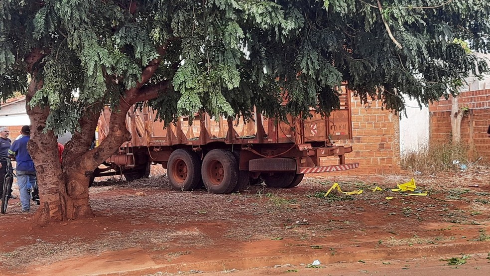 Motorista que dirigia o caminhão tentou fugir do local — Foto: Rio Brilhante EM FOCO/Reprodução