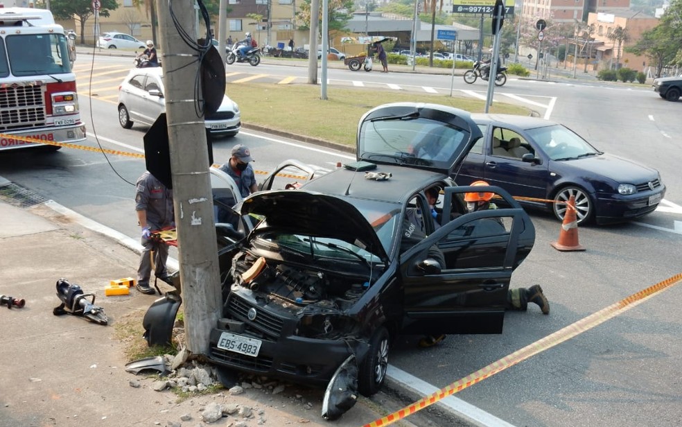 Dupla fica ferida após bater carro em poste em avenida de Sorocaba — Foto: Júlio Leite/Arquivo Pessoal