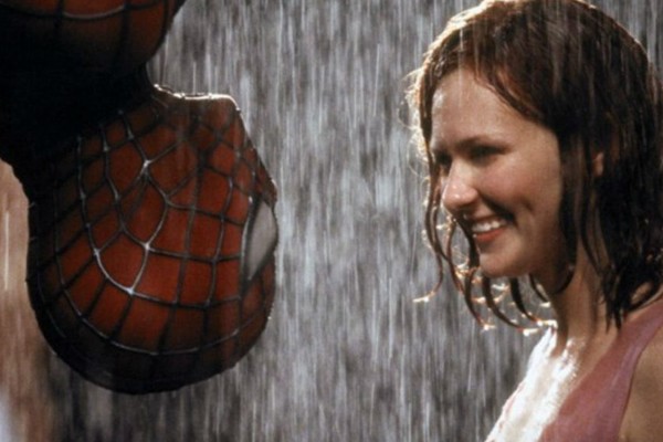 Kirsten Dunst e Tobey Maguire em cena de Homem-Aranha (2002) (Foto: Reprodução)