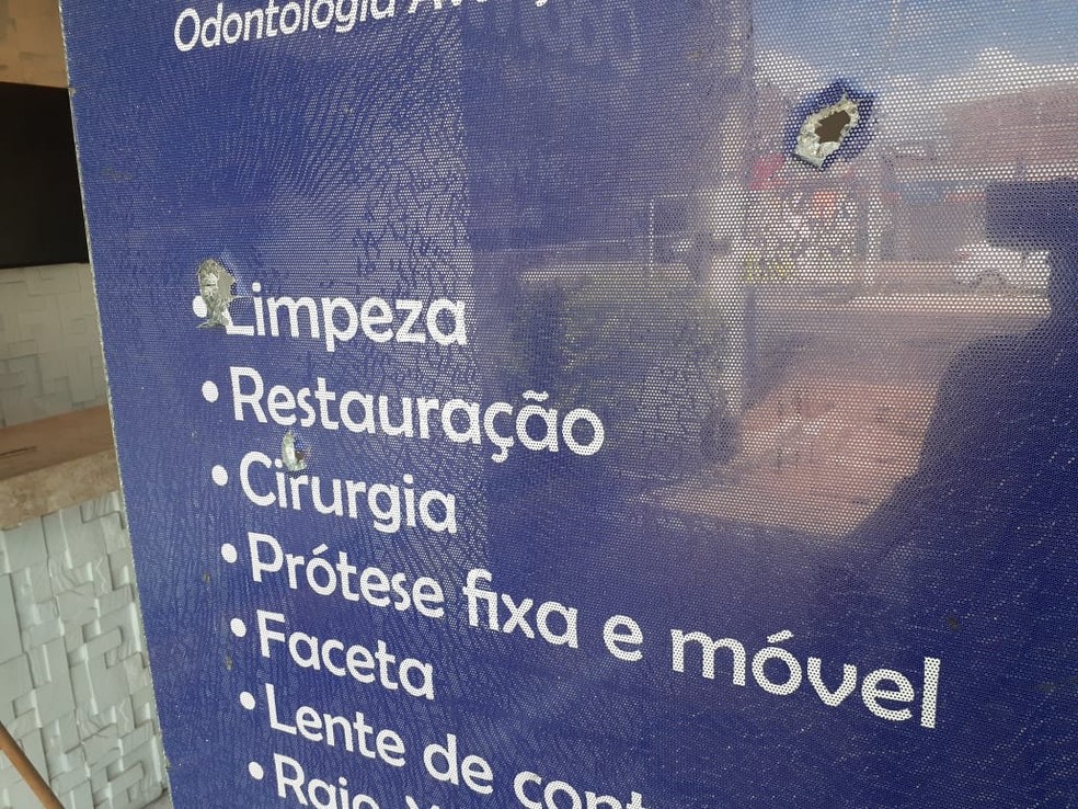 Marcas de tiros na vidraça de clínica odontológica na Zona Norte de Natal — Foto: Kleber Teixeira/Inter TV Cabugi