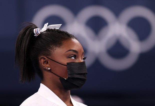 Simone Biles observa o time competir nas provas de equipe nos Jogos Olímpicos de Tóquio após anunciar sua desistência (Foto:  Laurence Griffiths/Getty Images)