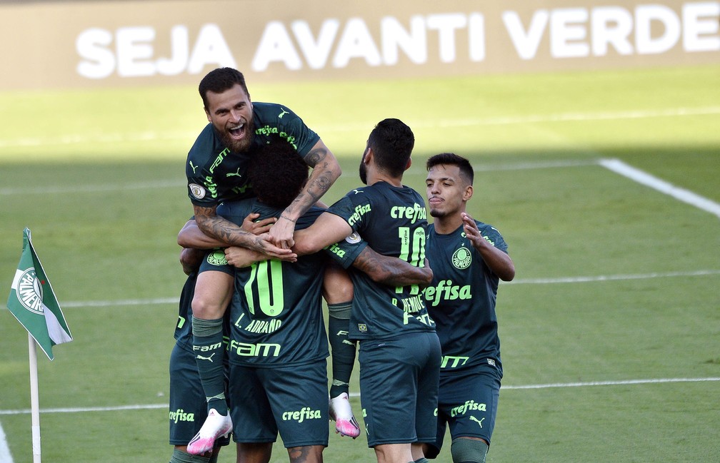 Palmeirenses comemoram gol de Luiz Adriano: time mostra futebol mais convincente — Foto: Marcos Ribolli
