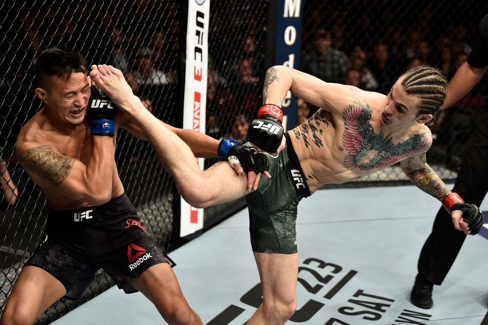 Andre Soukhamthath (esq.) leva um chute de Sean O'Malley na luta entre os dois no UFC 222 (Foto: Jeff Bottari/Zuffa LLC / Getty Images)