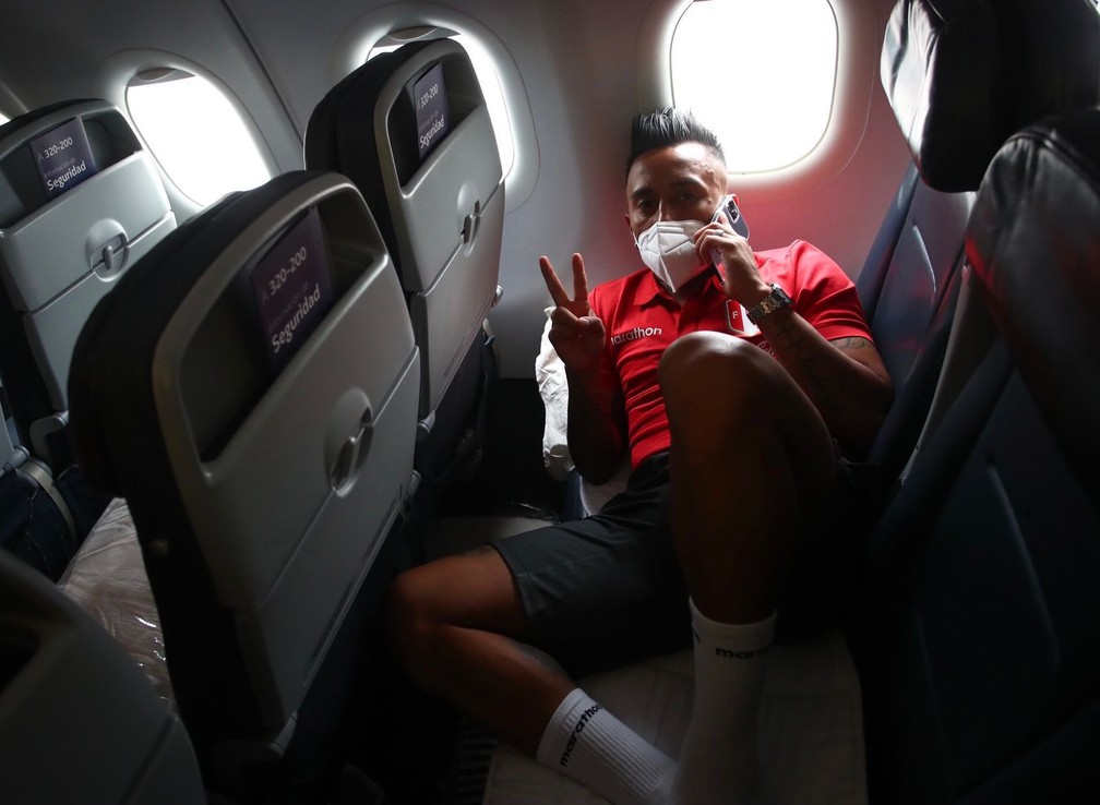 Cueva em viagem da seleção do Peru ao Brasil para a Copa América — Foto: Reprodução/Twitter @SeleccionPeru