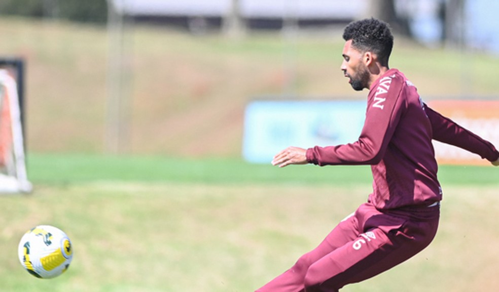 Matheus Fernandes durante treino do Athletico  — Foto: Luis Miguel Ferreira/athletico.com.br