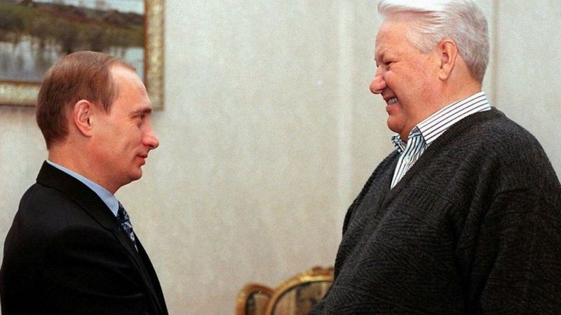 Putin e o primeiro presidente da Rússia pós-União Soviética, Boris Yeltsin (Foto: Getty Images via BBC News)