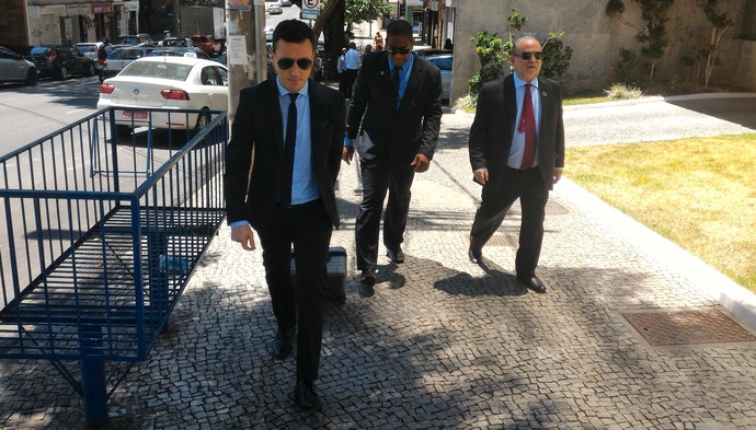 Eduardo Carlezzo, cosultor jurídico da Liga, e Delfim Peixoto, vice da CBF, reunião Sul-Minas-Rio (Foto: Vicente Seda) Eduardo Carlezzo, cosultor jurídico da Liga, e Delfim Peixoto, vice da CBF, reunião Sul-Minas-Rio (Foto: Vicente Seda)