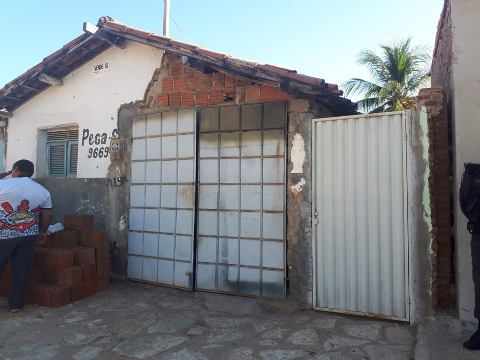 ResidÃªncia Ã© invadida e casal morto a tiros em MossorÃ³ (Foto: Sara Vasconcelos/Inter TV Costa Branca)