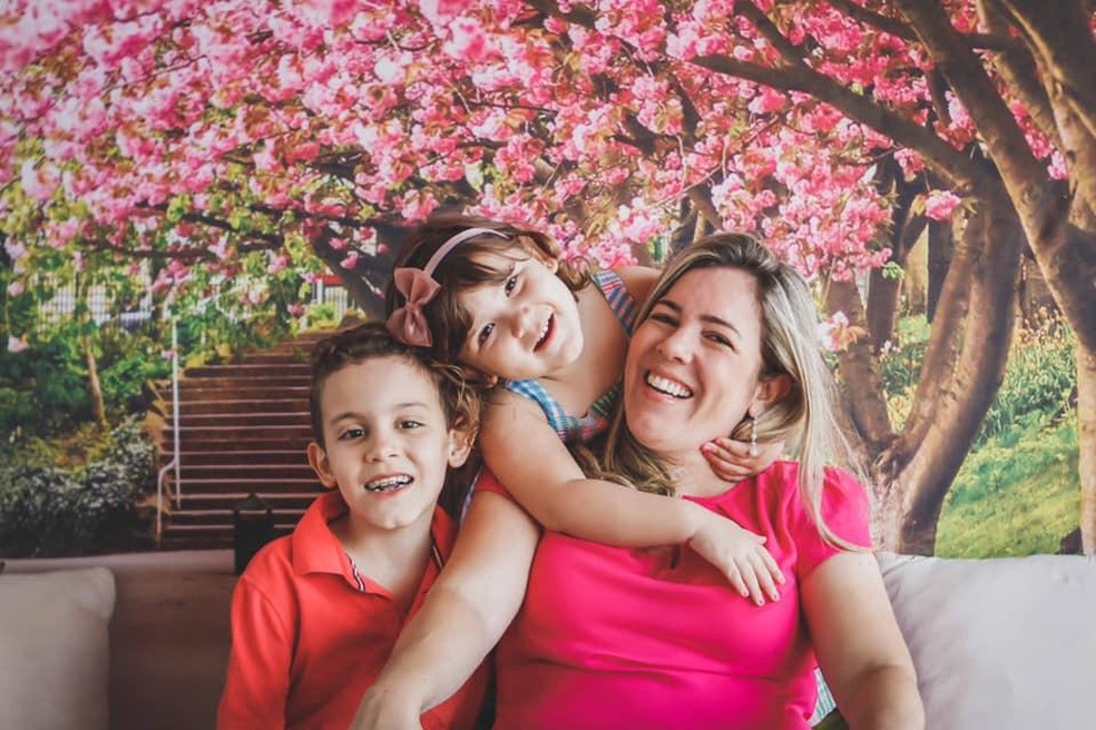 Thomaz, Bia e a mãe Aline estão mantendo distanciamento social da 'bisa' Neusa durante a pandemia do coronavírus — Foto: Aline Goes/Arquivo Pessoal