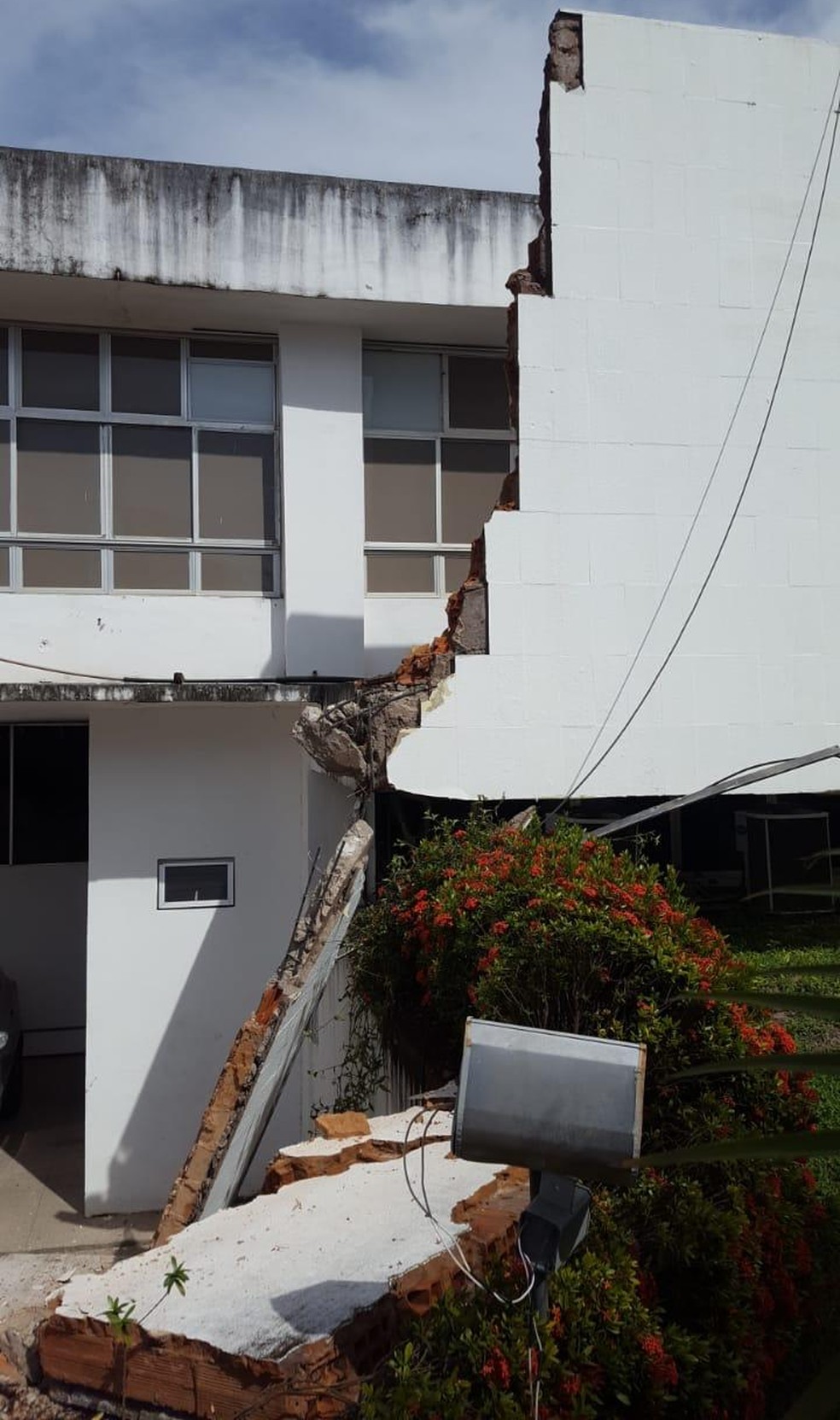 Fachada do prÃ©dio da Secretaria de Estado da SaÃºde (SES) desaba em SÃ£o LuÃ­s. â Foto: DivulgaÃ§Ã£o/Redes Sociais