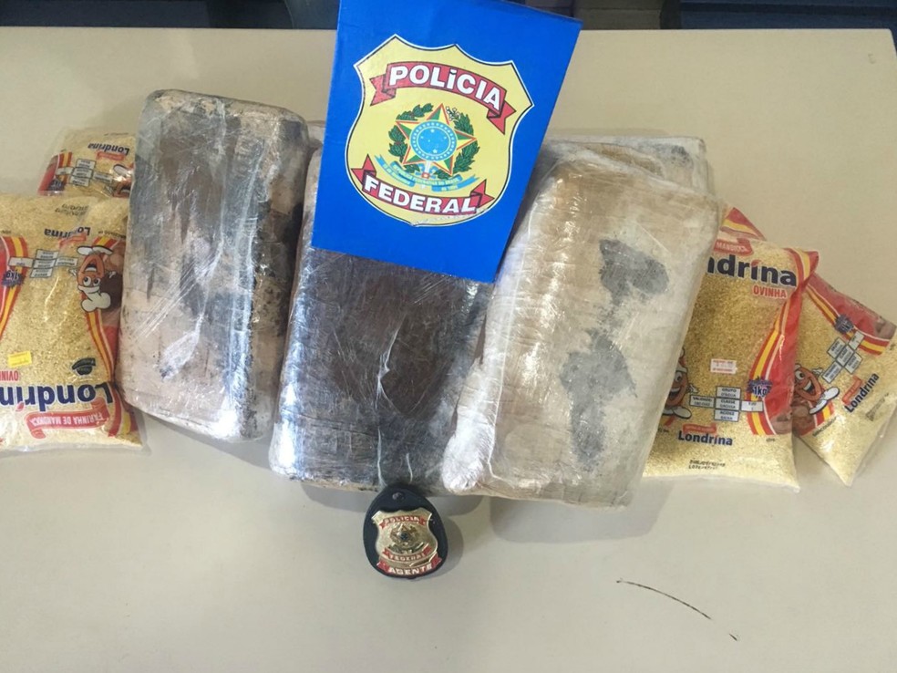 Drogas encontradas com home, em embarcação (Foto: PF/Divulgação)