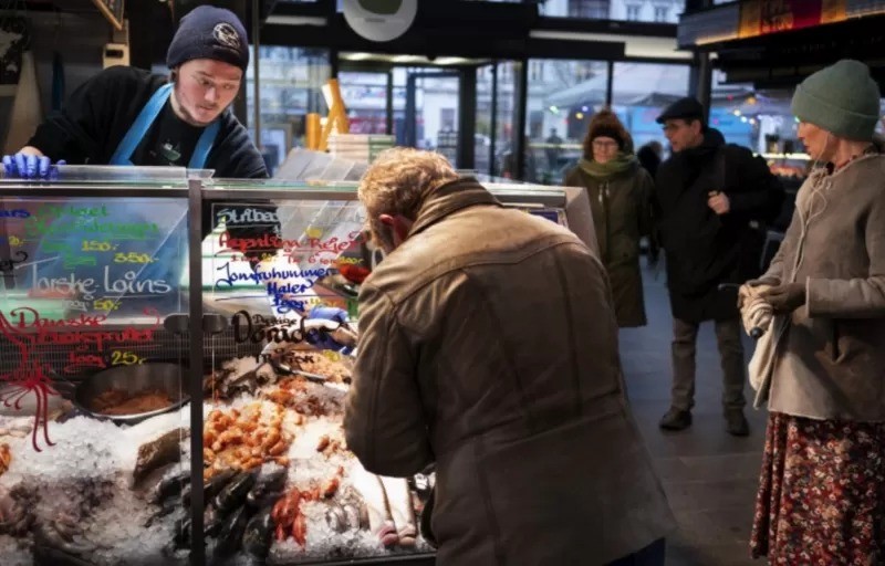 Pessoas visitando mercados públicos e lojas não precisam mais usar máscaras na Dinamarca (Foto: EPA via BBC)