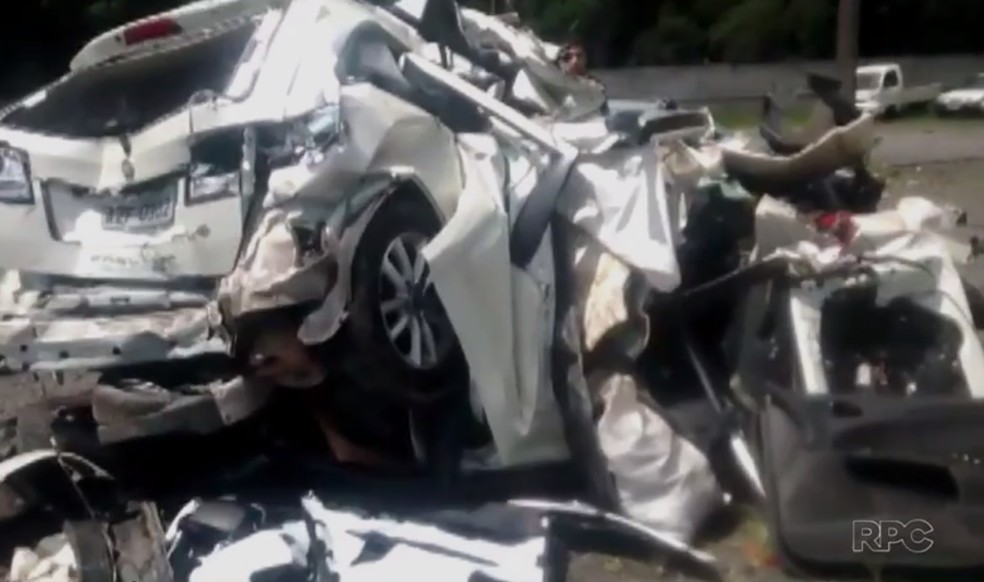 Carro ficou completamente destruído após batida (Foto: Reprodução/RPC)