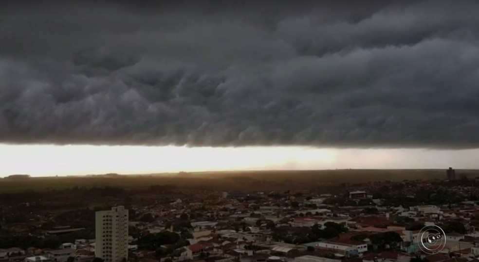 Nuvem carregada antes da chuva foi registrada em Lençóis Paulista (Foto: Reprodução/TV TEM)