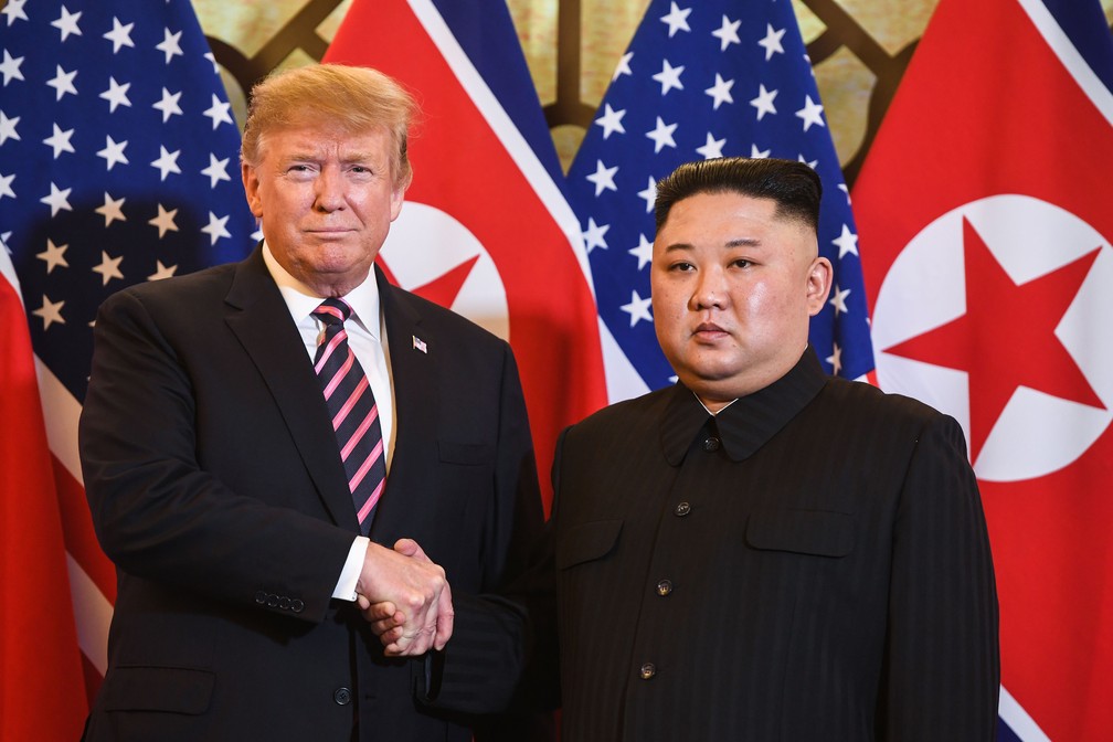 Presidente dos EUA, Donald Trump, e líder norte-coreano, Kim Jong-un, se cumprimentam no início da cúpula de Hanói, no Vietnã, nesta quarta-feira (24)  — Foto: Saul Loeb / AFP