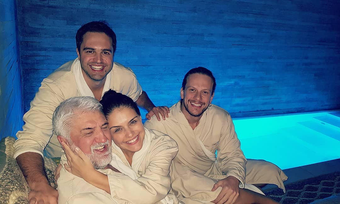 Paloma Bernardi com o pai, irmão e namorado (Foto: Reprodução Instagram)