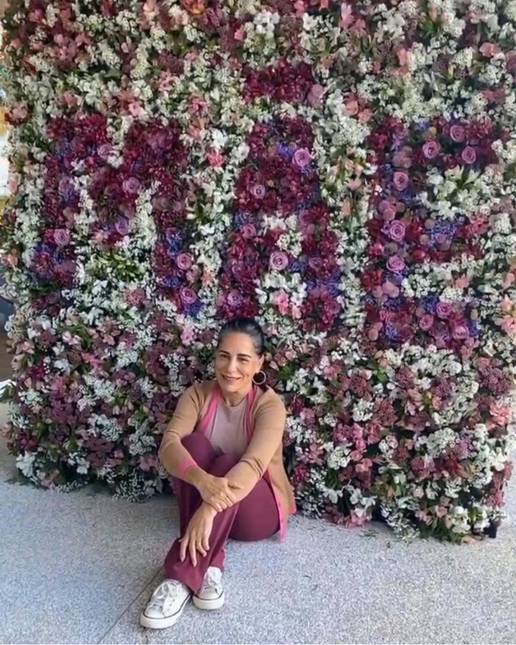Gloria Pires recebe parede de flores para o Dia das Mães (Foto: Reprodução/ Instagram )
