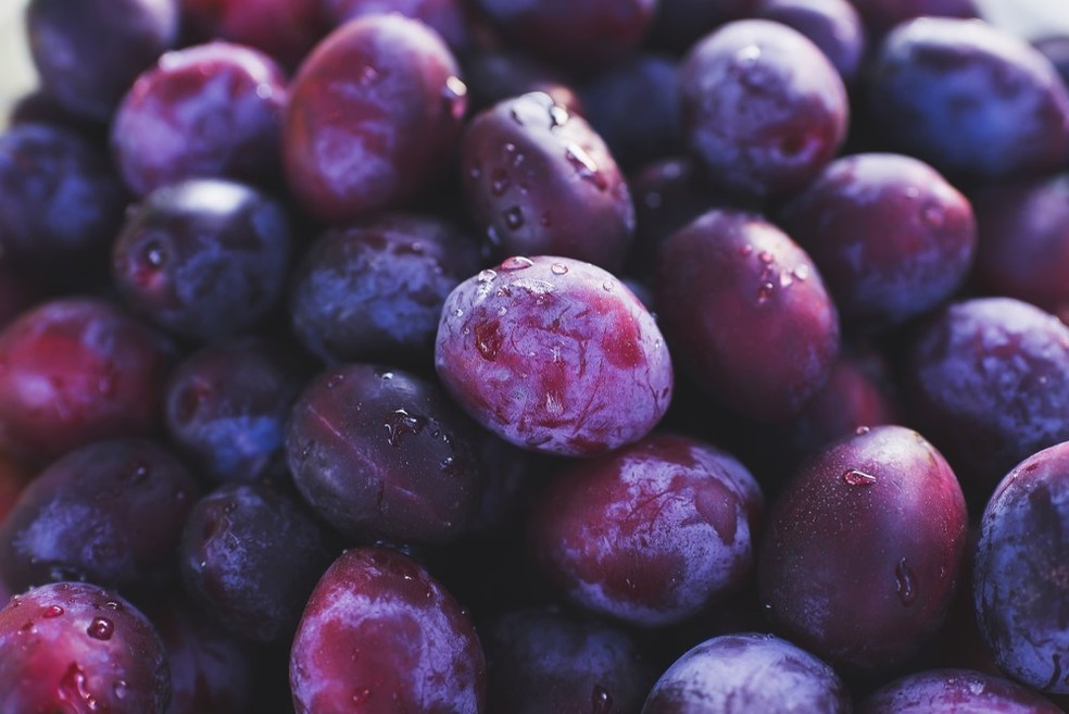 Ameixa e pêssegos são consideradas frutas de caroço. — Foto: Divulgação