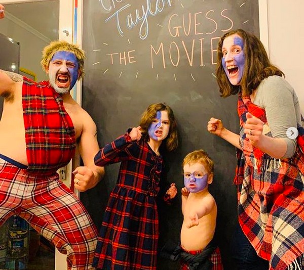 Os membros da família Taylor, de Londres, em uma de suas versões caseiras para sucessos do cinema (Foto: Instagram)