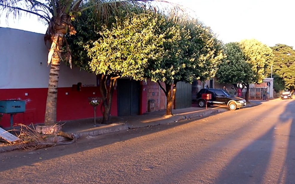 Porta do comércio onde jovem foi morto a tiros, em Rio Verde — Foto: Reprodução/TV Anhanguera