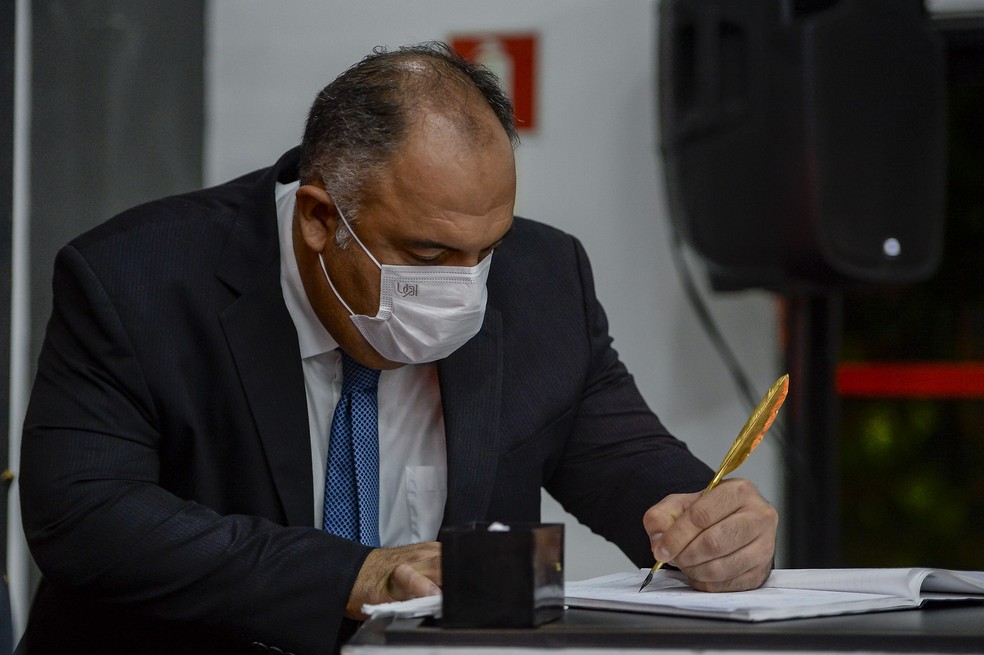 Marcos Braz, do Flamengo, assina sua posse como VP de futebol — Foto: Marcelo Cortes/Flamengo