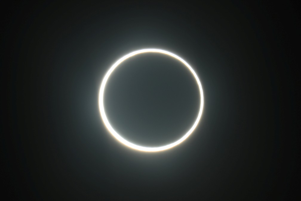 Lua passa entre o sol e a terra durante um eclipse solar anular em Abu Dhabi  Foto: REUTERS/Christopher Pike