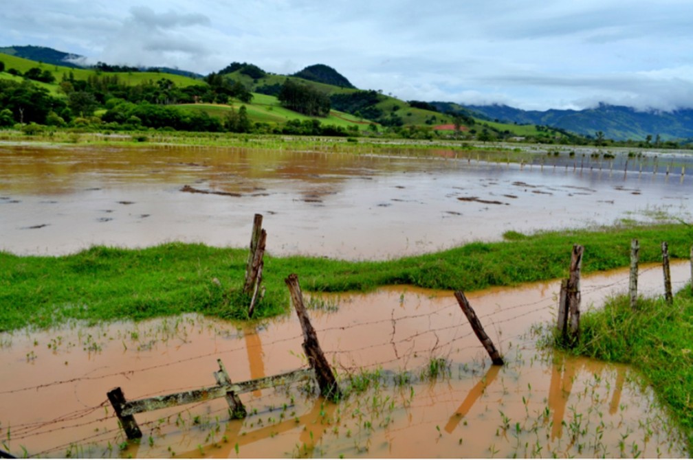 Chuva deixa pontos de alagamentos na zona rural de Itajubá — Foto: Luciano Lopes / Portal Plantão 24h MG
