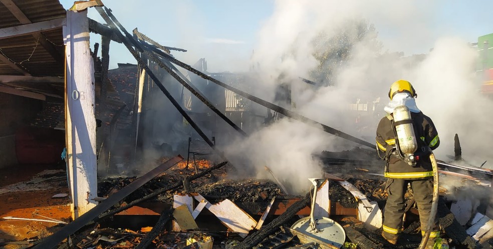 Quatro pessoas morreram em incêndio a residência   — Foto: bombeiros/Reprodução 