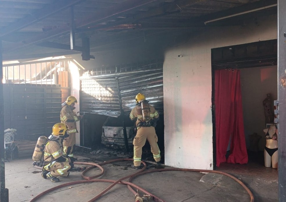 Bombeiros controlam incêndio em loja de som automotivo, em Ceilândia, no DF — Foto: Corpo de Bombeiros do DF/ Divulgação