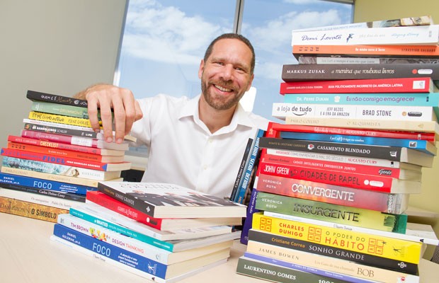 'Nosso passo agora é atender quem não quer ler no digital', diz Alexandre Szapiro, direitor-geral da Amazon, que começa a vender livros no Brasil. (Foto: Divulgação/Amazon)