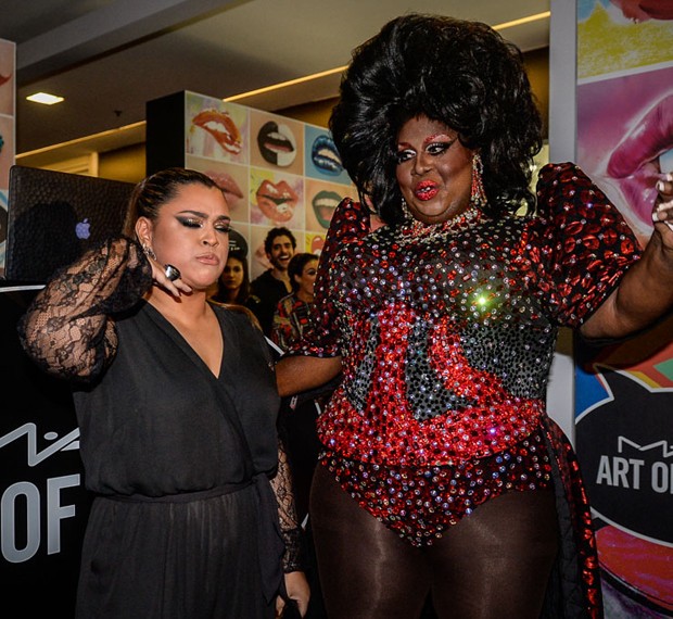 Preta Gil dá selinho em drag queen durante inauguração em SP - Quem ...