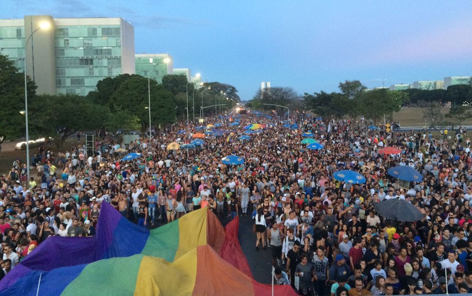 22ª Parada do Orgulho LGBTQI de Brasília faz homenagem a Stonewall e 'beijaço' no Beirute