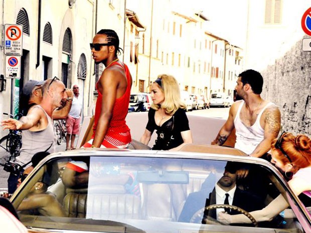 O clipe da música "Turn up the radio" foi filmado em Florença, na Itália (Foto: Divulgação)