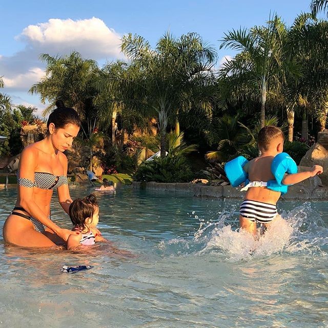 Adriana Sant'Anna brinca com os filhos Rodriguinho e Linda (Foto: Reprodução/Instagram)