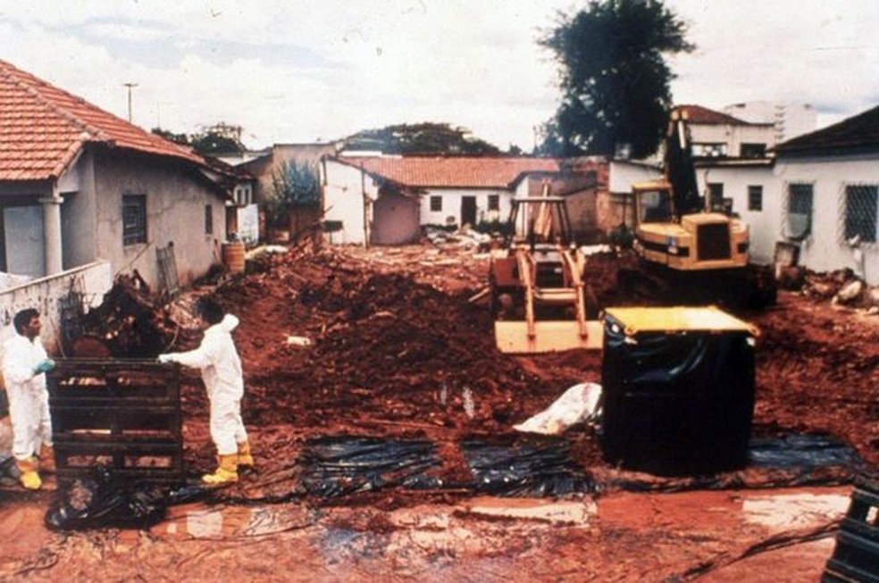 Dezenas de casas foram demolidas e centenas de objetos - cerca de 6.000 toneladas de lixo - foram jogados fora â€” Foto: CNEN