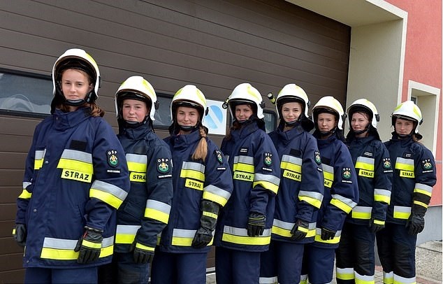 Entre os bombeiros, elas também são maioria em Miejsce Odrzańskie  (Foto: Reprodução Facebook)