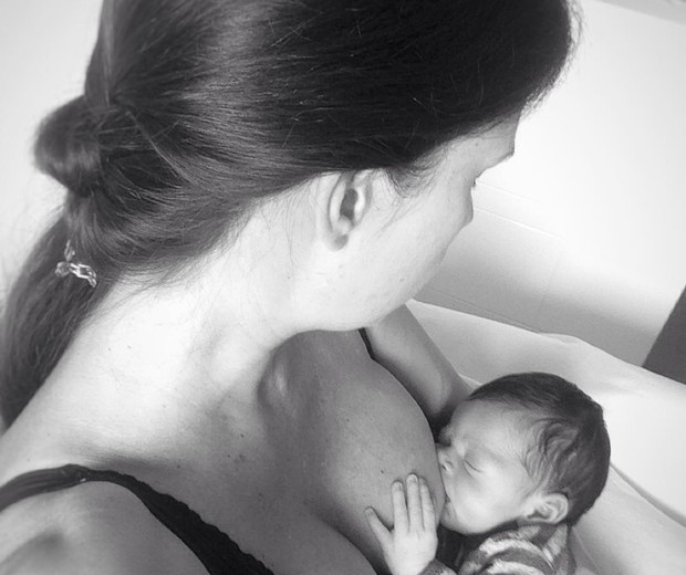 Mariana du Bois amamentando o filho, Zeca (Foto: Reprodução Instagram)