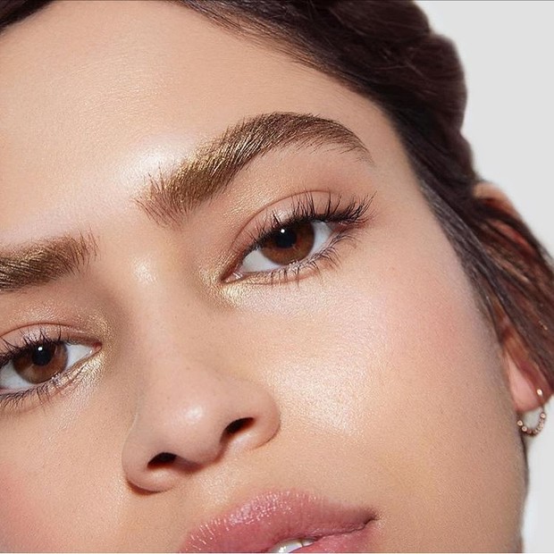 Cubra os pelos das sobrancelhas com pigmentos metalizados, como nesta foto da Sephora Collection (Foto: Reprodução/Instagram)